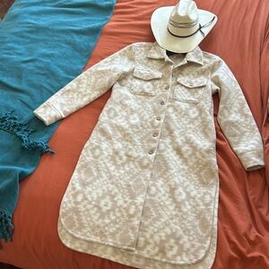 SHYANNE WOMEN'S SOUTHWESTERN PRINT LONG SHACKET coat size Medium